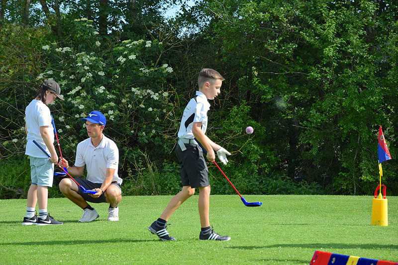 Golftraining für Jugendliche und Kinder sowie Golftrainingscamps für Golfspielerinnen und -spieler von Sam Aaron Uebele PGA Pro im GC Schwäbisch-Hall